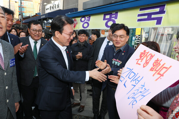 김민석 국무총리가 26일 광주 광산구 1913송정역시장을 방문해 상인들을 격려하고 있다. 연합뉴스