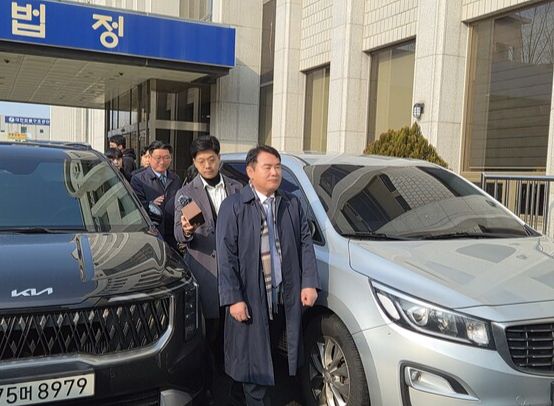 '동창 <b>채용</b>' <b>비리</b> <b>이정선 교육감</b> 영장심사… "억울한 면 있어"