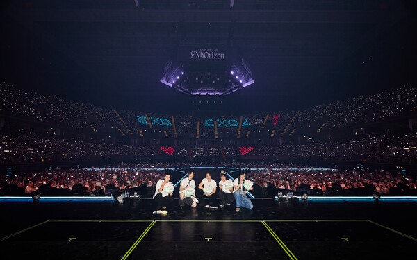 EXO, 방콕 첫 공연서 화이트셔츠 청바지로 '편안한 카리스마' 발산