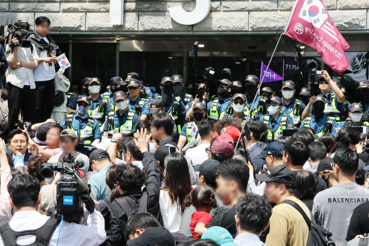 잠실 투표소 봉쇄 시위대, 개표소로 집결…<b>올림픽공원</b> 출입구 점거