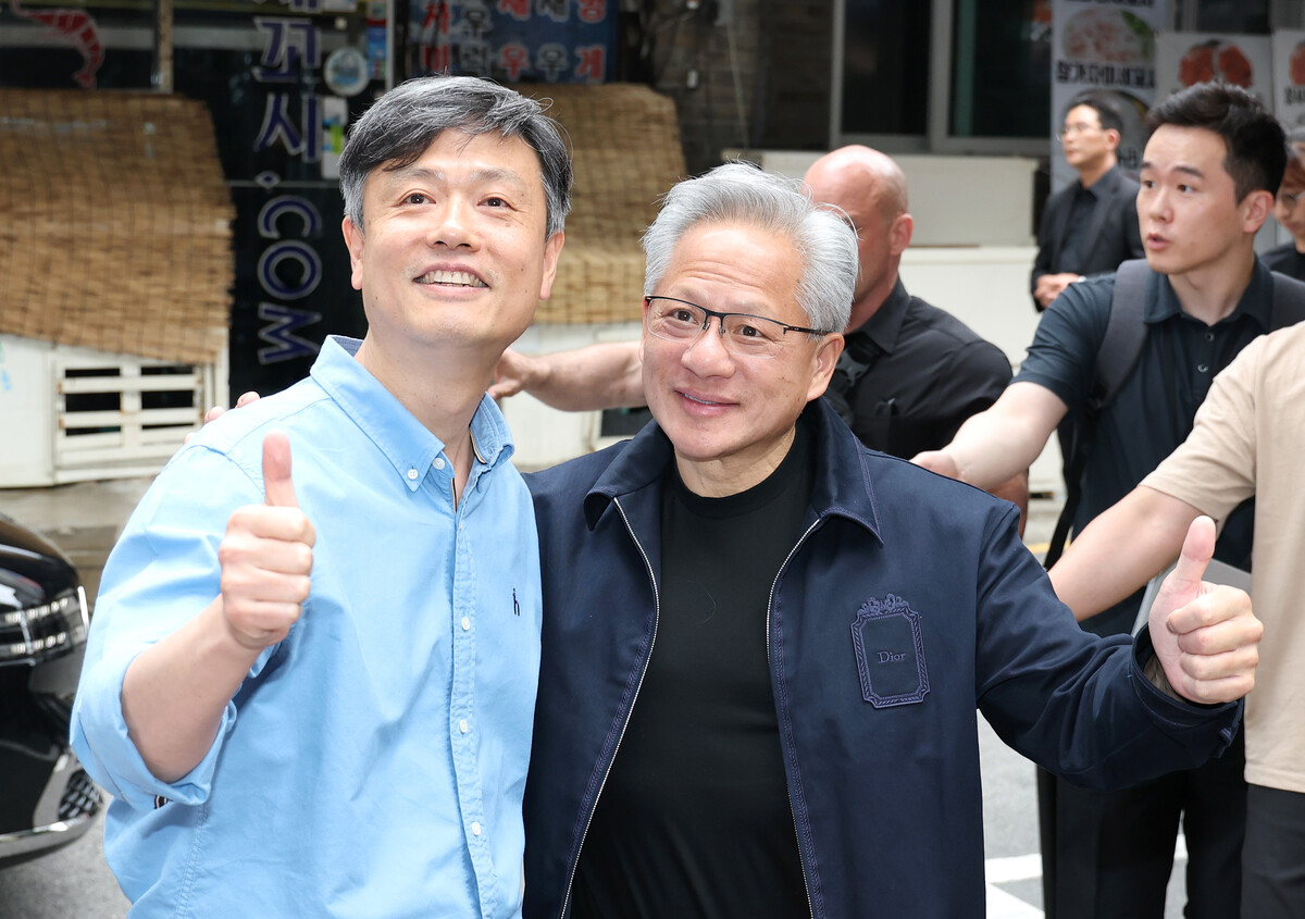 젠슨 황, 신논현 PC방 깜짝 방문…크래프톤 장병규와 인공지능 동맹