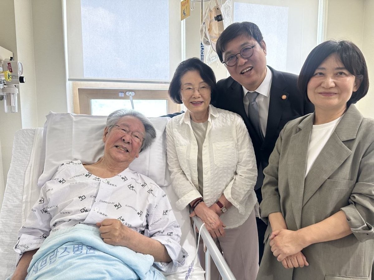 최휘영 장관, <b>배우</b> 최불암 찾아 쾌차 기원…다정한 만남 눈길