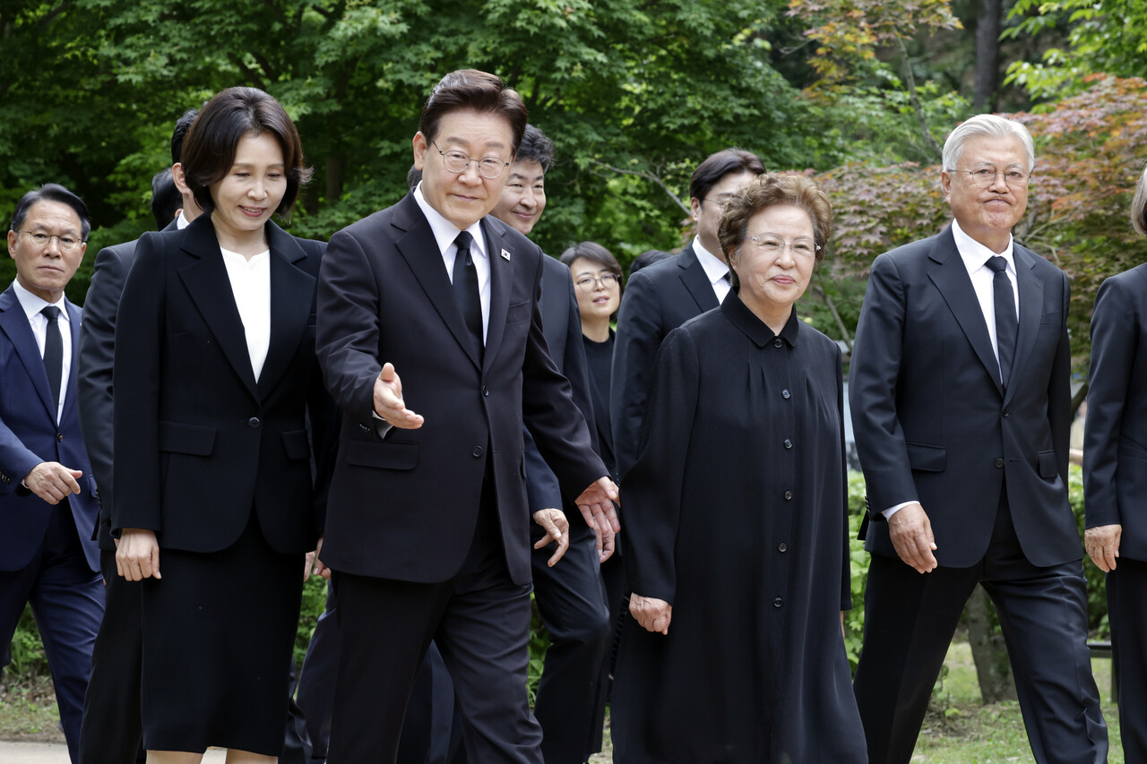 <b>李</b>-<b>文</b> 첫 <b>청와대 오찬</b>…민어탕·비빔밥에 '통합' 담는다