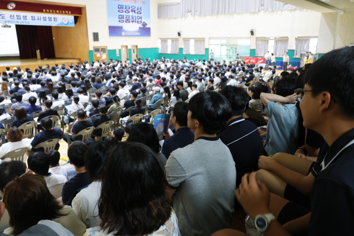 "대학 대신 삼성·하이닉스" 전국서 인파 몰린 <b>충북 반도체</b>고