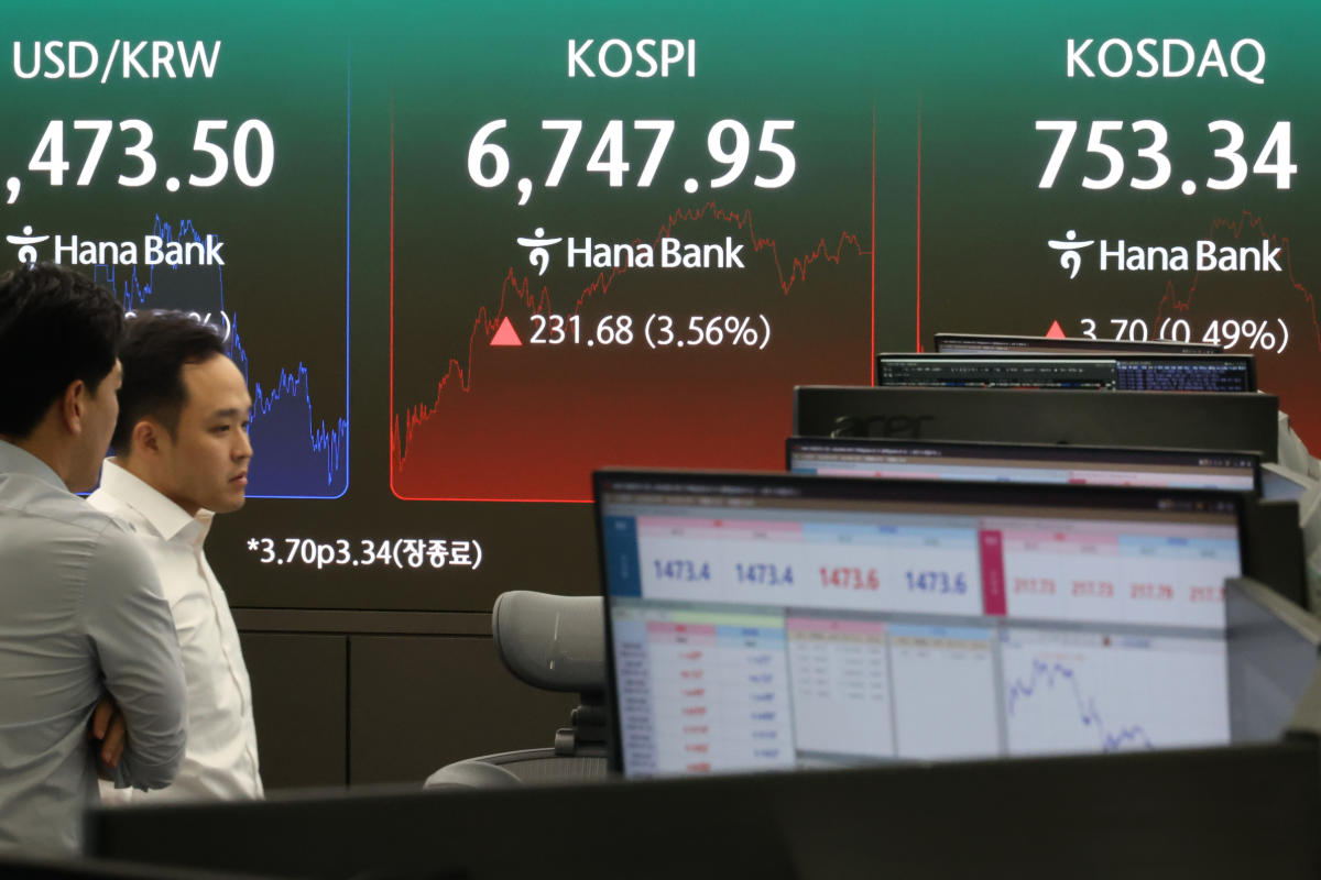 원/달러 <b>환율</b> 1470원대 하락…SK하이닉스 ADR 상장 여파