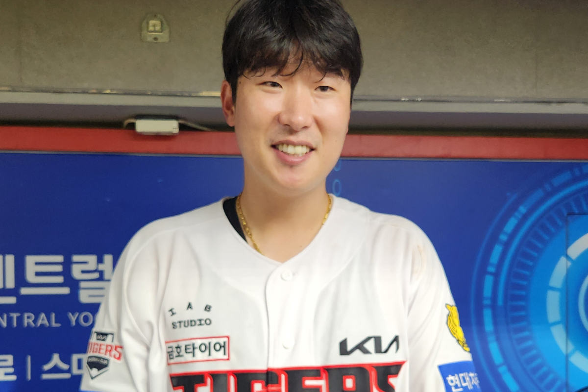 "아버지 생각에 울컥"…<b>KIA 이호연</b>, 9회말 2사 만루 대타 <b>끝내기포</b>