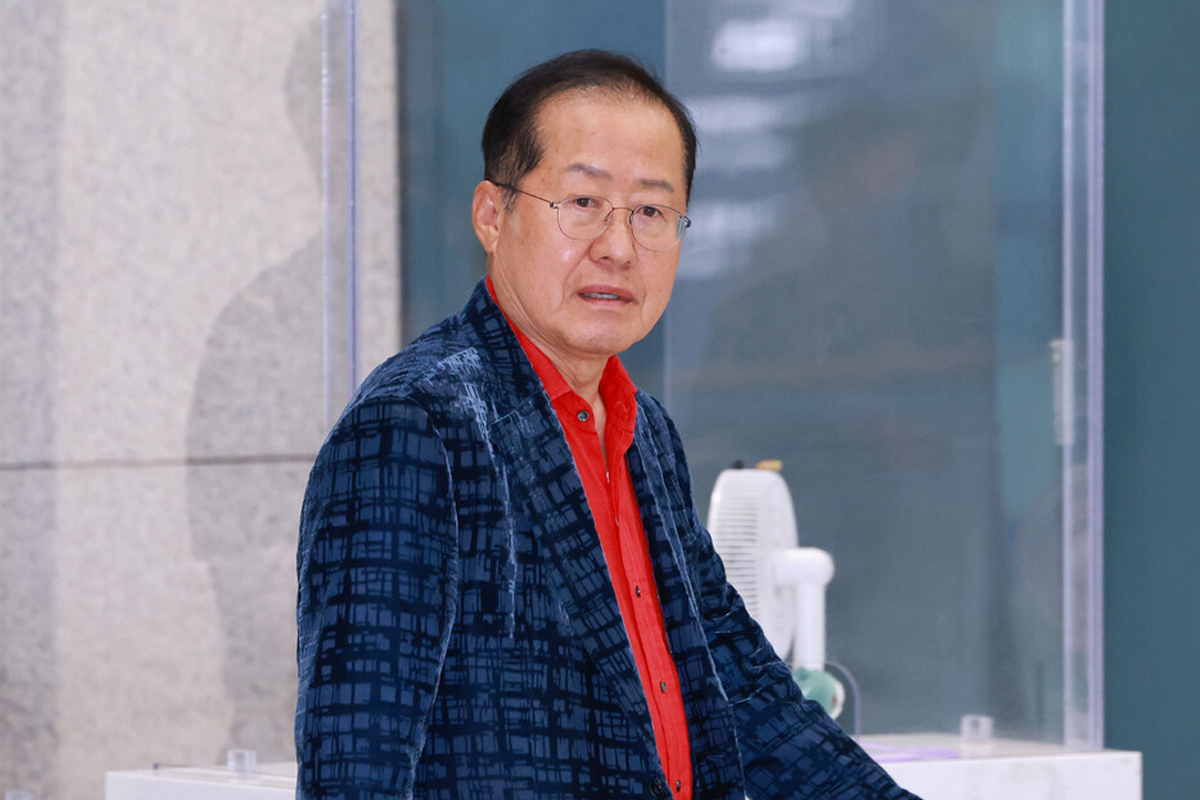 정계 떠난 <b>홍준표</b>, '변호인'으로 법원 <b>출석</b> "내 사람들"